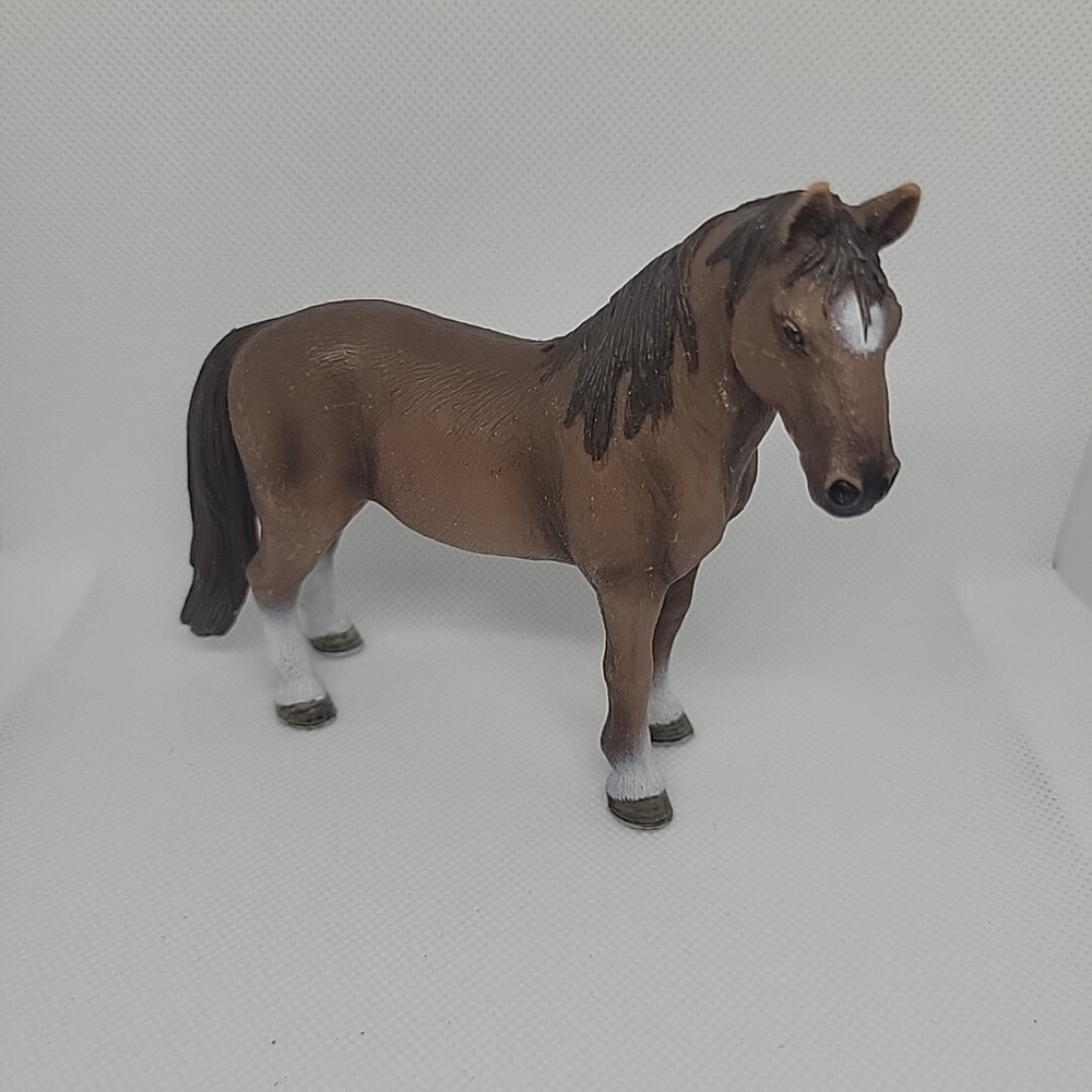 Schleich Horse Am Limes 69 D-73527 Retired 2011 Brown Mare White Feet Figurine